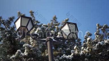 <strong>雪原</strong>和蓝天背景下的近景复古街灯